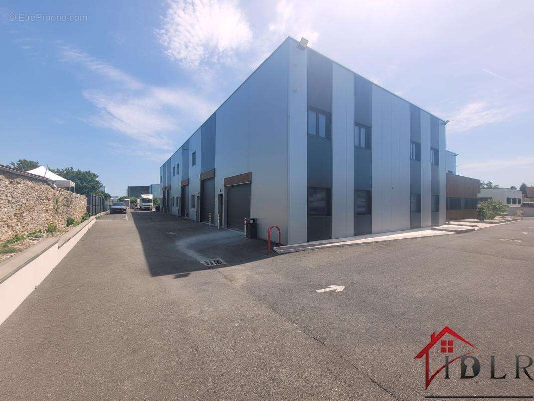 Coubert - batiment commercial + appartement - photo 11