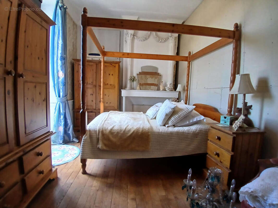 Une très belle maison de village en Dordogne à vendre, avec vue sur le château. 14 pièces. - photo 10