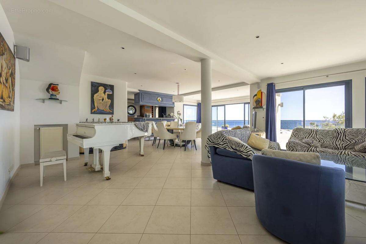 Maison à ROQUEBRUNE-SUR-ARGENS