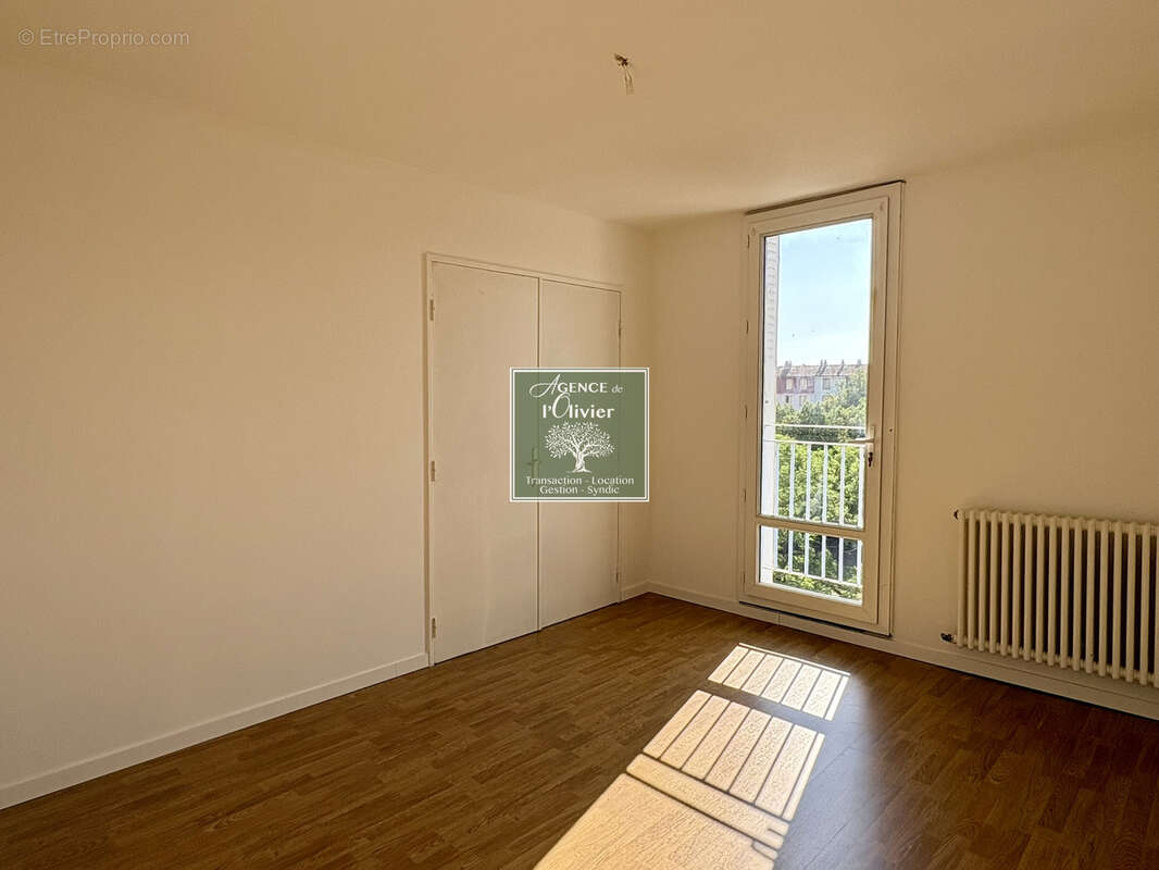 ARLES. Grand T4 avec balcon - photo 2