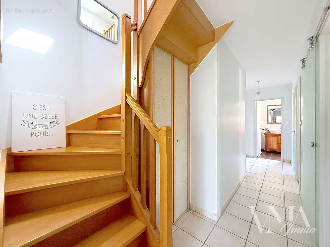 LA TOUR-DE-SALVAGNY   Maison familiale 7 pièces avec piscine 650 000 €  146 m2 Carrez  Terrain 631 m2 - photo 10