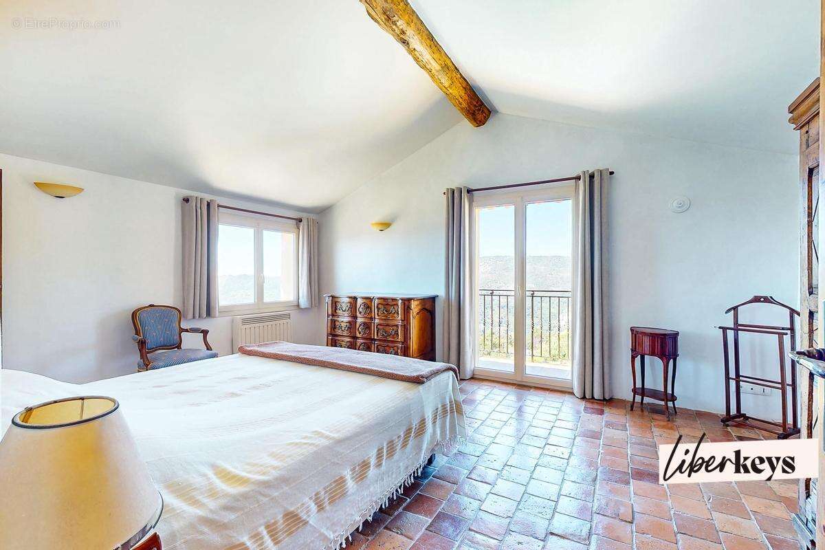  berre-les-alpes – villa de charme avec vue panoramique, dépendances et garage xxl - photo 11