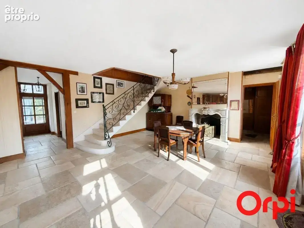 Une propriété pleine de charme, offrant de beaux espaces de vie, quatre chambres et des prestations de qualité, à découvrir sans - photo 5