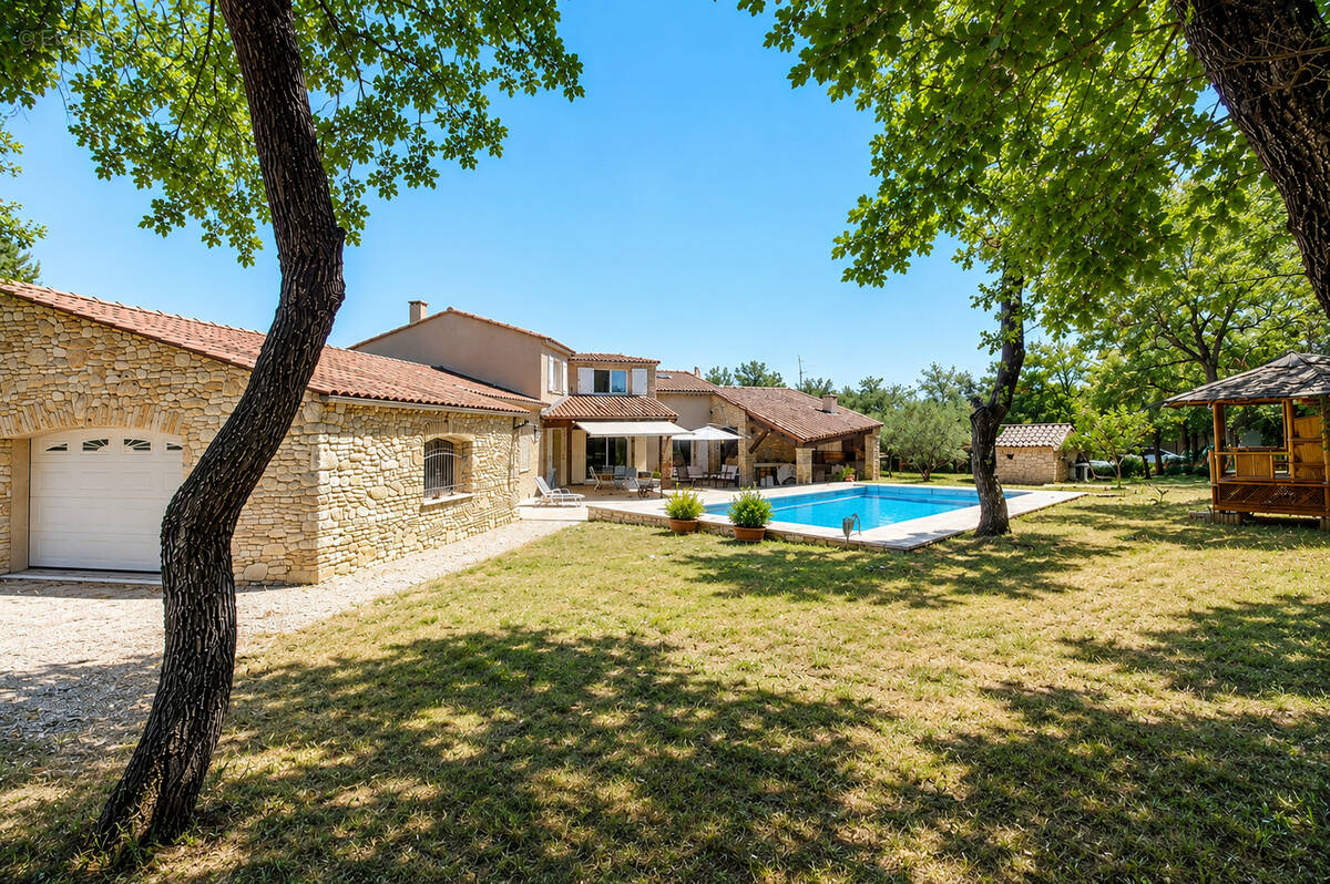 Maison à LA ROQUE-SUR-PERNES