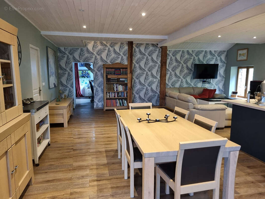 Appartement à LE MAYET-DE-MONTAGNE