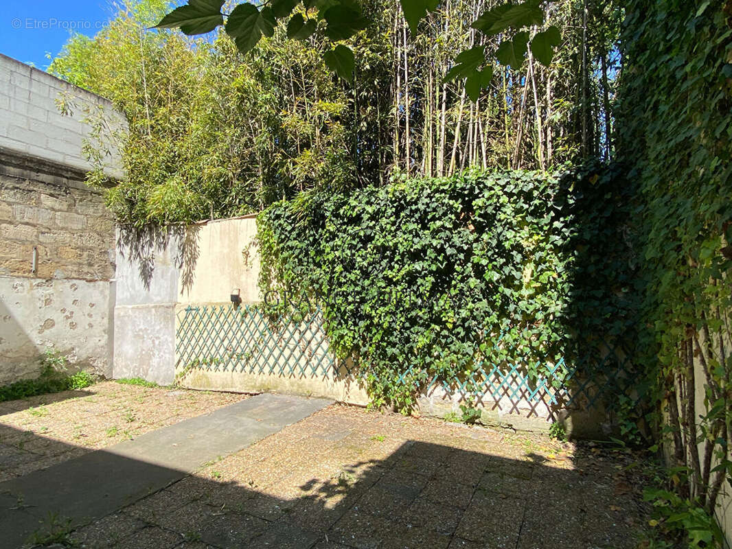 Maison en pierre R+1 avec jardin - CHARTRONS - photo 9