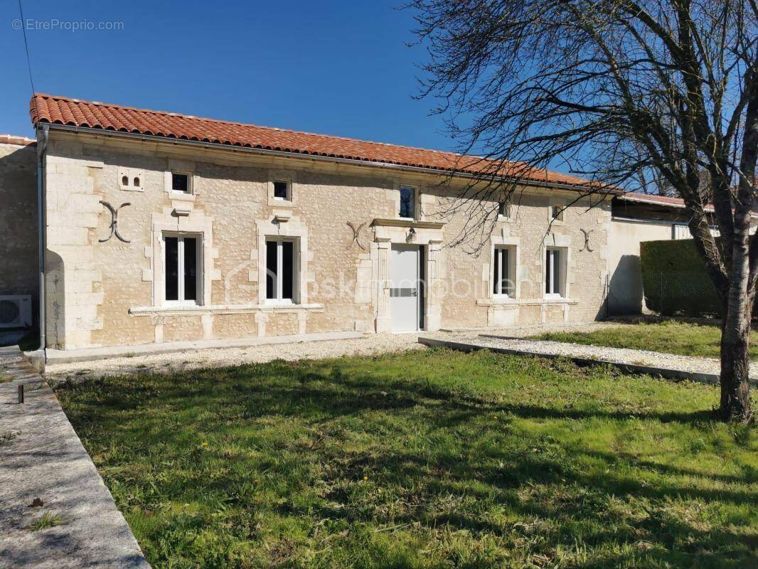 Maison à BARBEZIEUX-SAINT-HILAIRE