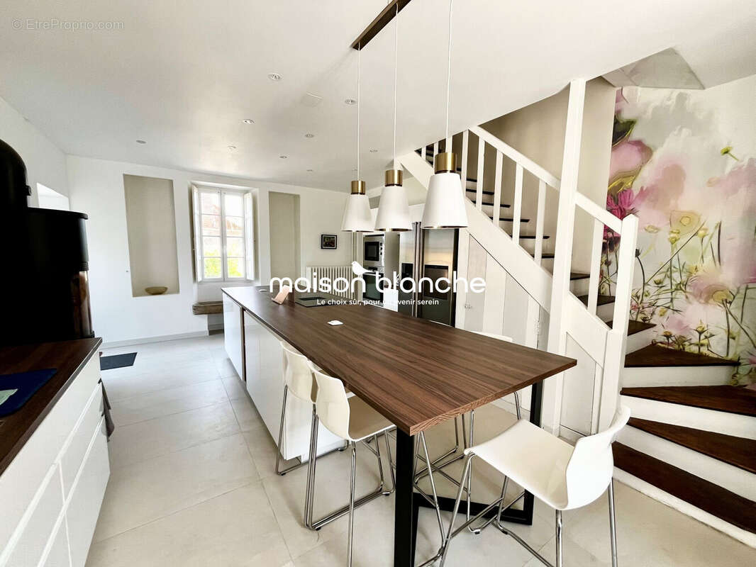 Maison 370 m² à Saint-Denis-La-Chevasse  - photo 7
