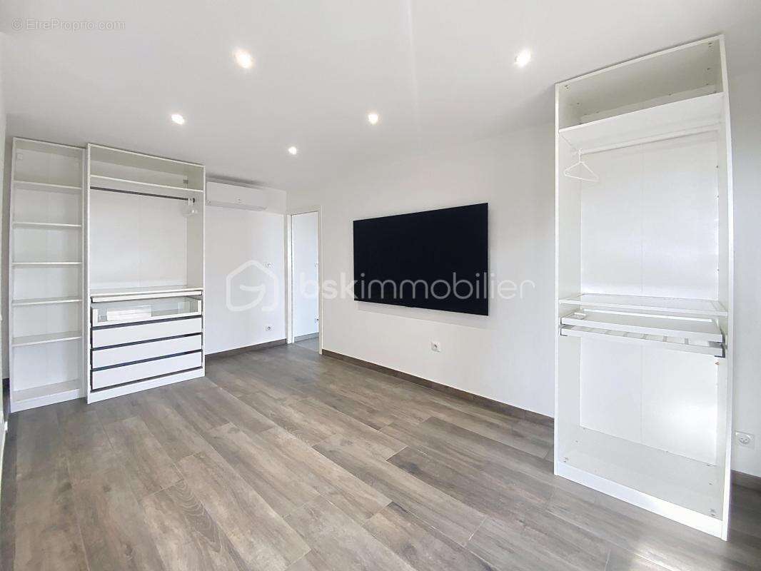 Appartement t2 de 102 m² – loggia/terrasse – vue port – garage – sète / bas saint-clair – quartier haut ** - photo 6