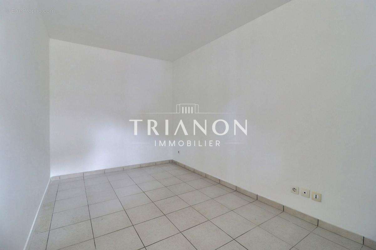 Bel appartement 3 pièces en plein cœur de ville avec parking et cave - photo 7