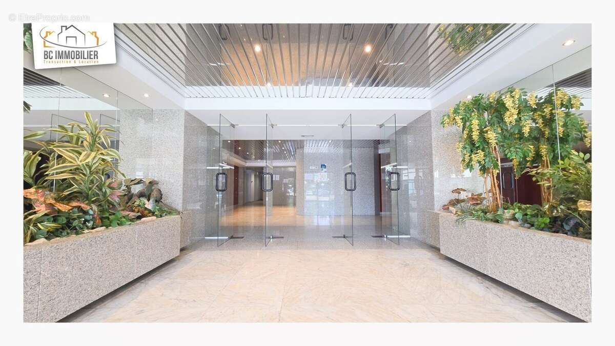 Commerce 778 m² à Ferney-Voltaire  - photo 3