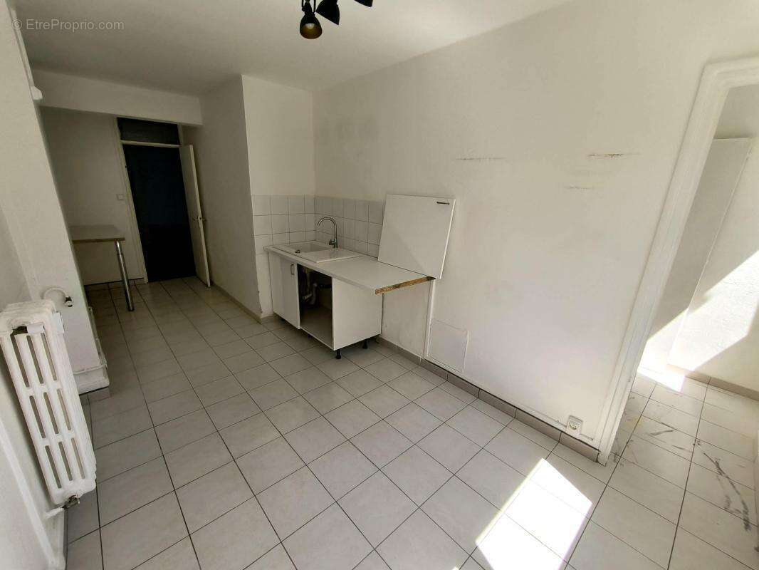 Appartement à BAGNOLS-SUR-CEZE