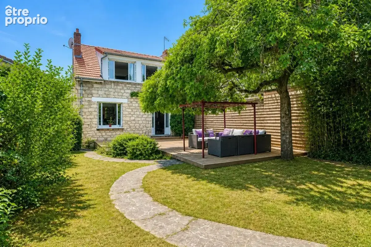 Maison 7 pièces 127 m² à Gagny avec piscine, jardin et parkings - photo 15