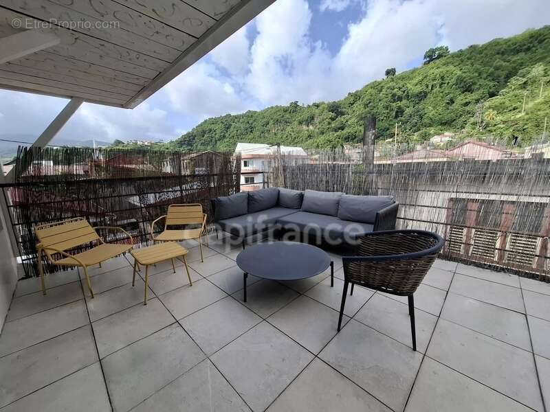 A vendre - Maison de Bourg Atypique et Rénovée – Vue Mer et Montagne – Saint-Pierre (972) - photo 5