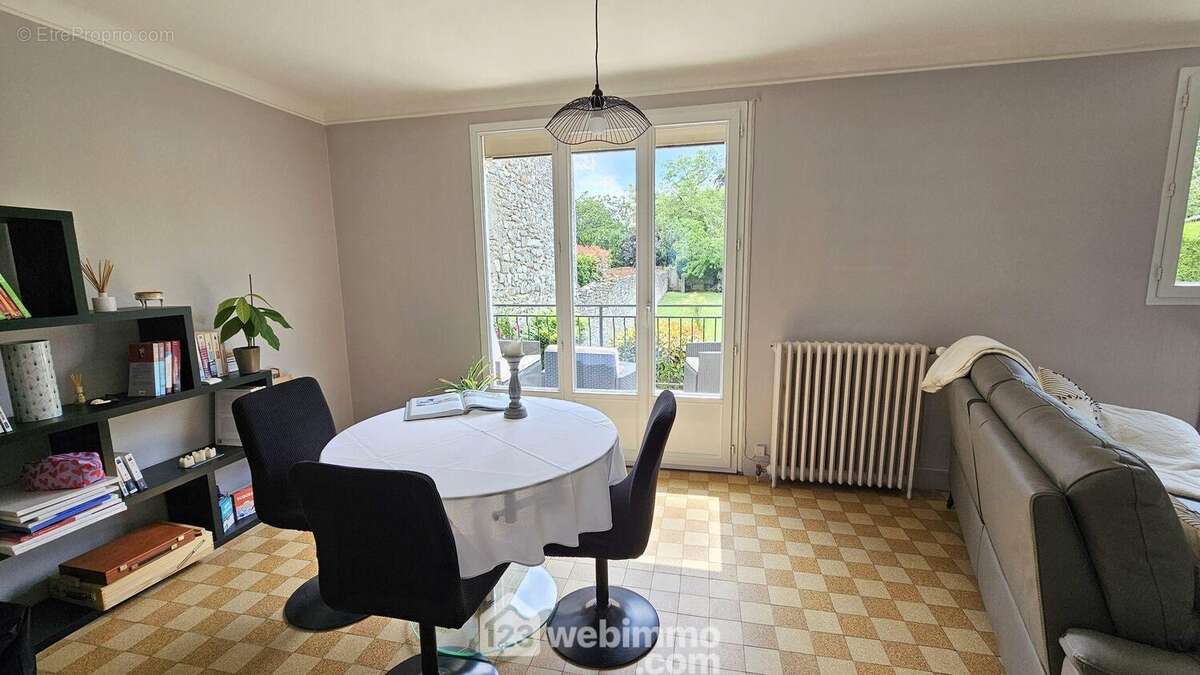 Un espace salle à manger avec un accès sur la terrasse.