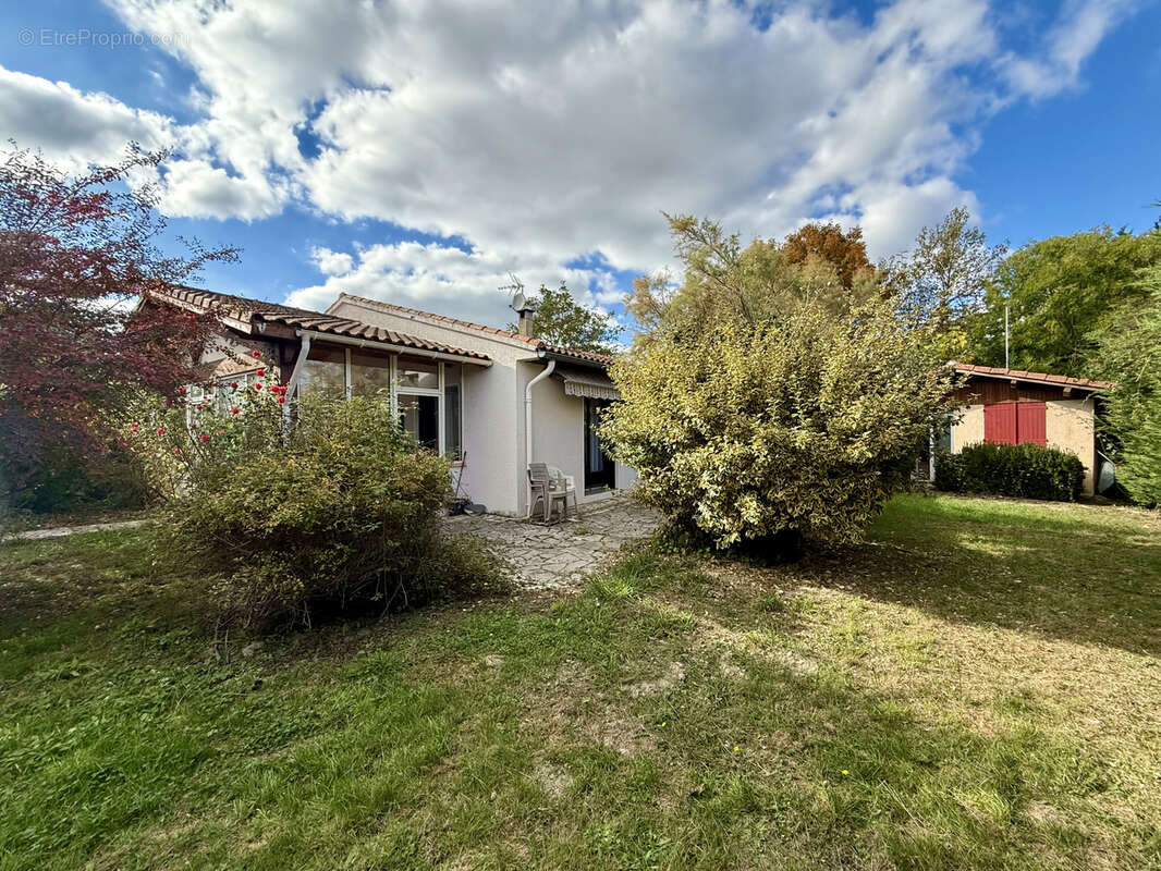 Maison à SAINTE-FOY-DE-PEYROLIERES