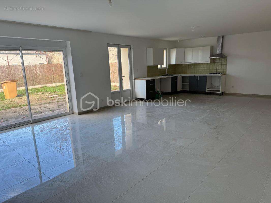 Maison à LES ARTIGUES-DE-LUSSAC