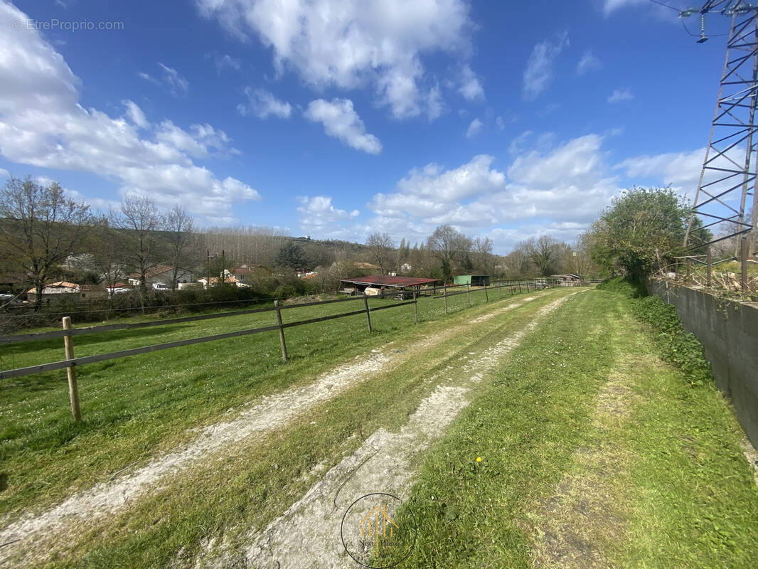 Terrain à CHALAIS