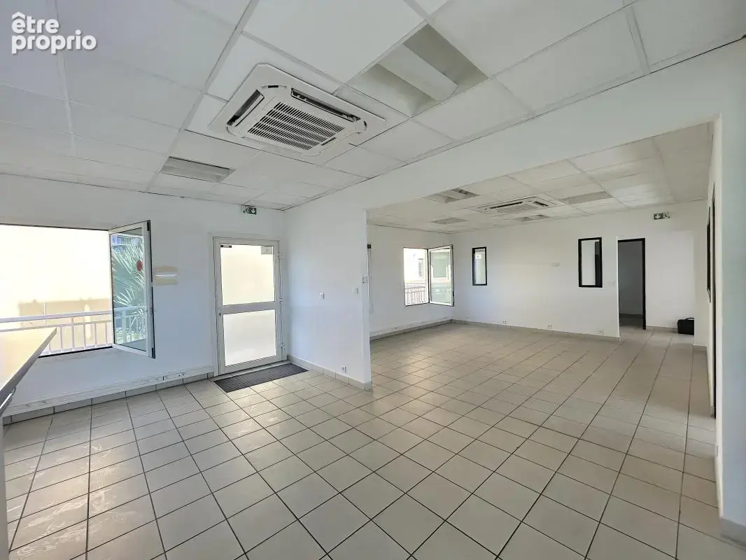A acheter - bureaux avec 7 stationnements - photo 2