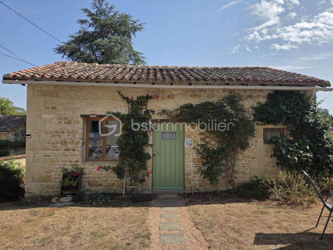 Coup de cœur – charme, elegance et potentiel, belle maison rénovée avec studio, piscine chauffée et 1 940 m² de terrain - photo 15