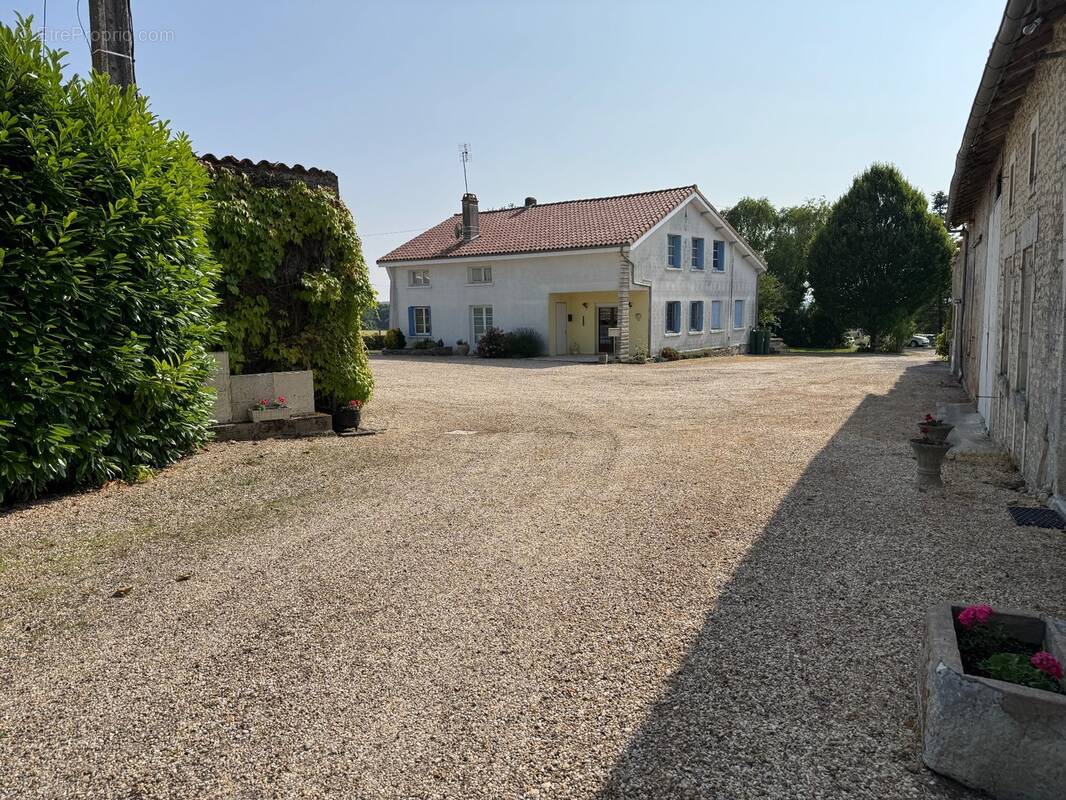 Maison 249 m² à Berneuil  - photo 1