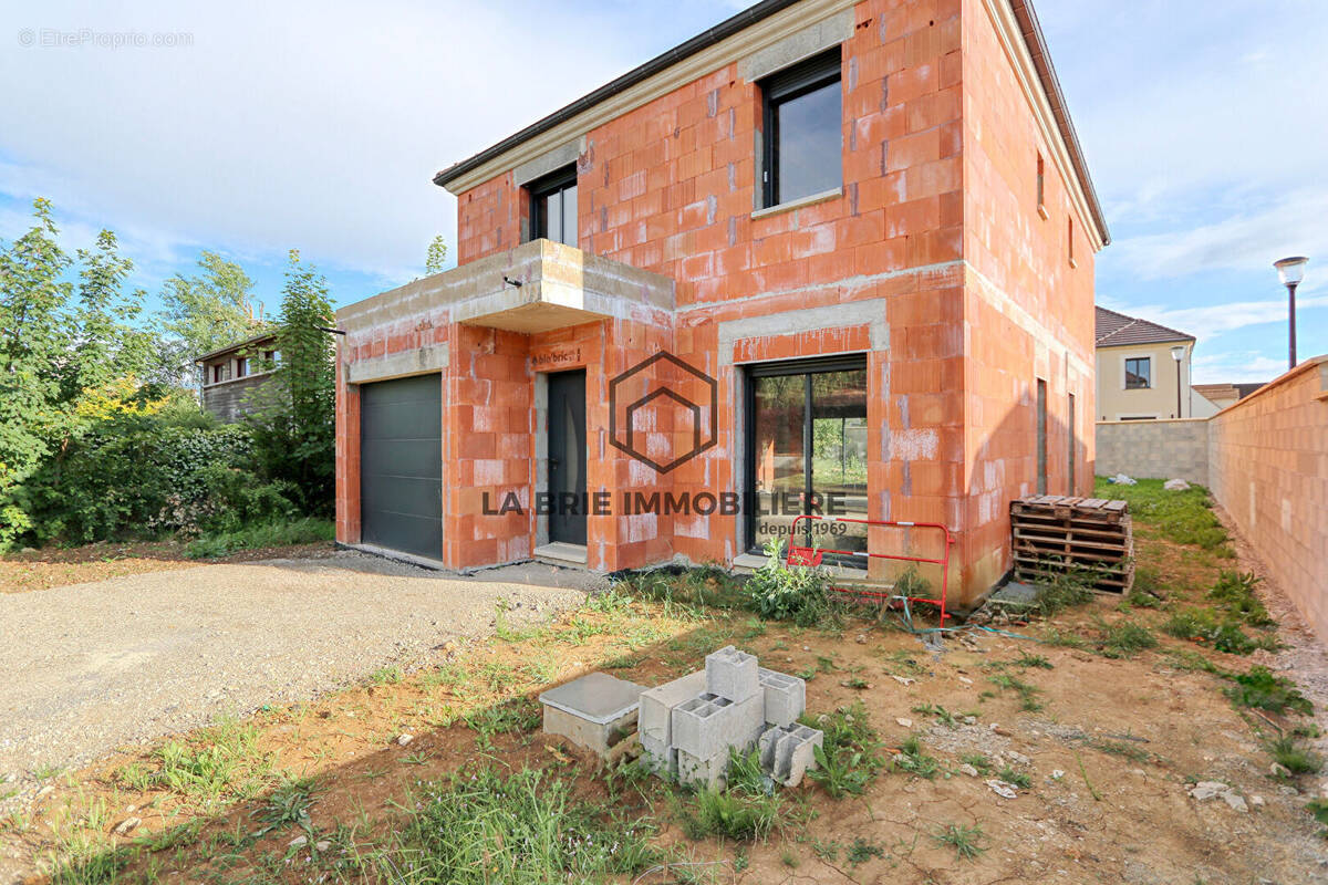 Maison à MANDRES-LES-ROSES