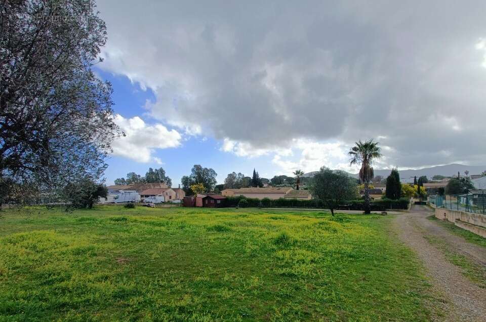 Terrain à ROQUEBRUNE-SUR-ARGENS