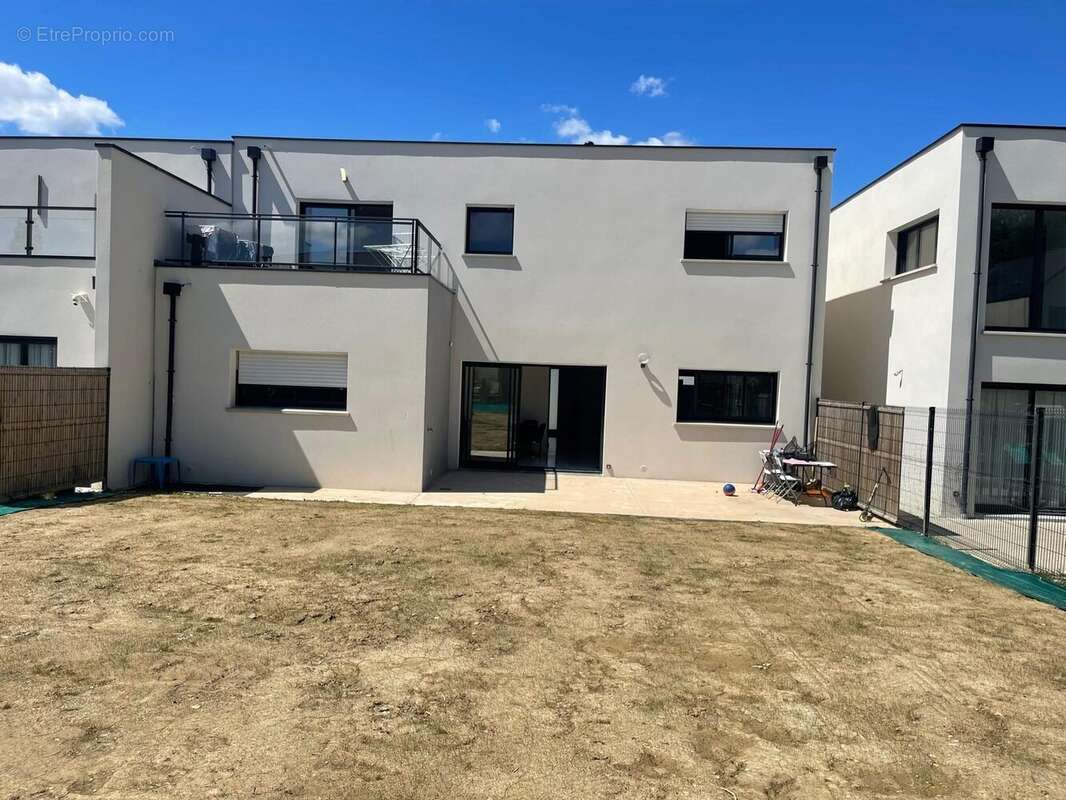 Maison 165 m² à Saint-Erblon  - photo 2