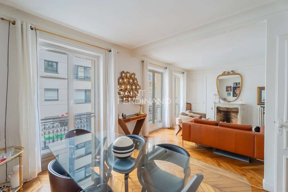 Appartement à PARIS-8E
