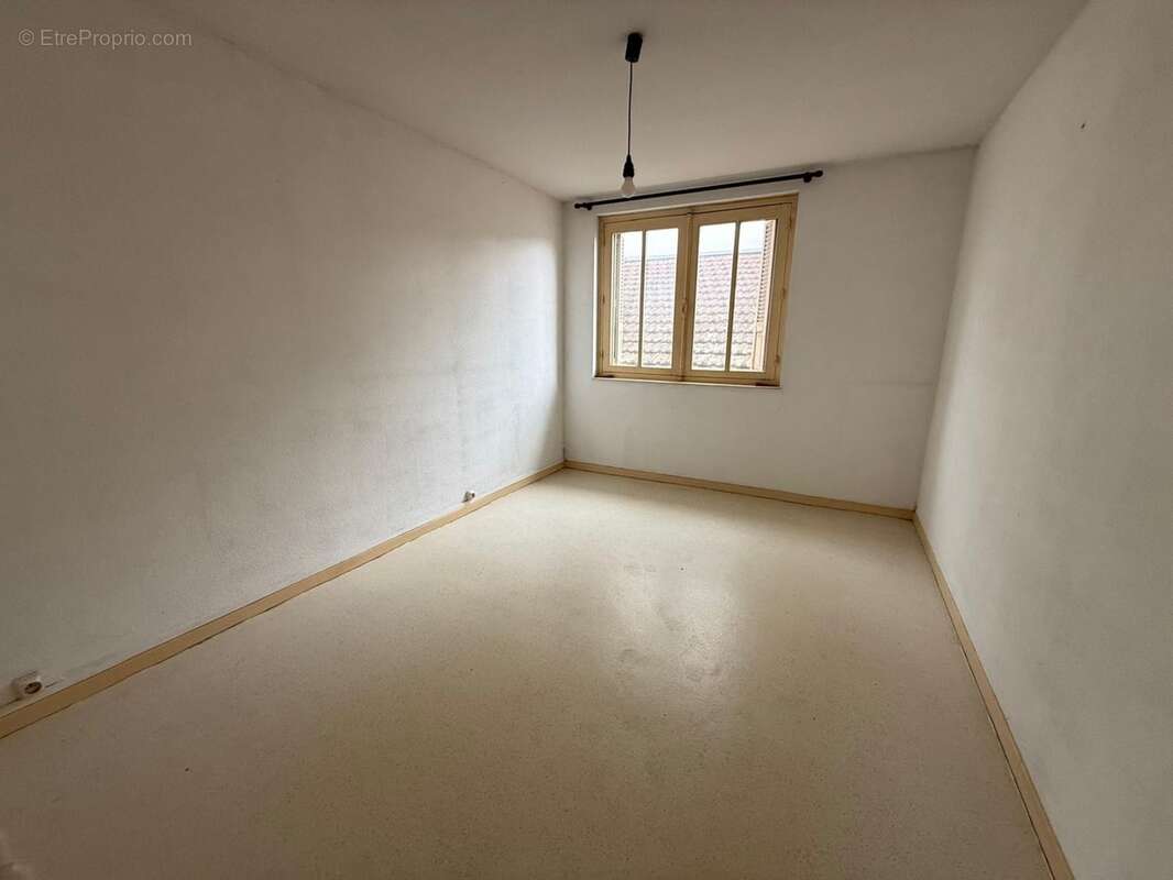 LOURDES CENTRE – Ensemble immobilier à fort potentiel avec ateliers, appartement, garages et terrasse - photo 5
