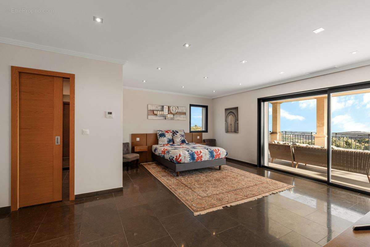 Maison à ROQUEFORT-LES-PINS