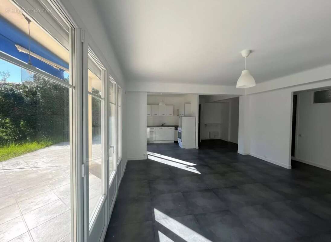 Appartement à EZE