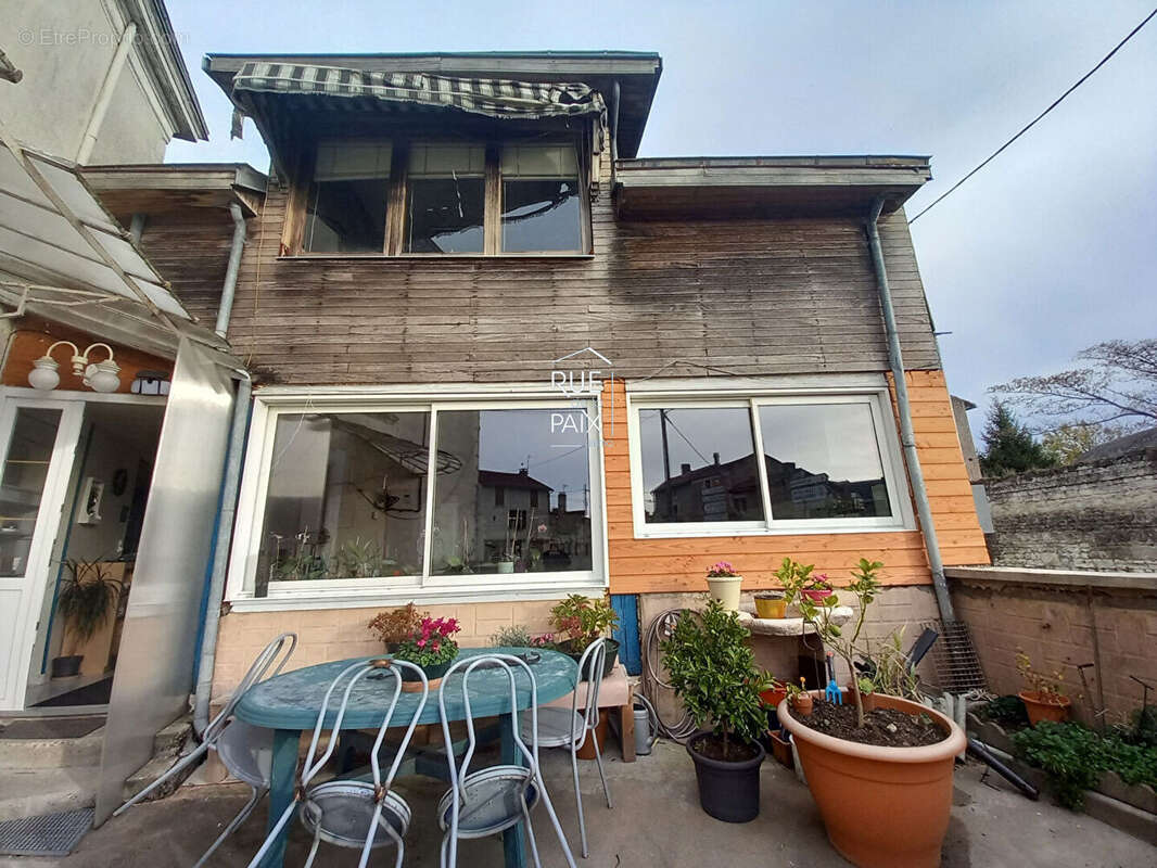 Maison à MONTS-SUR-GUESNES