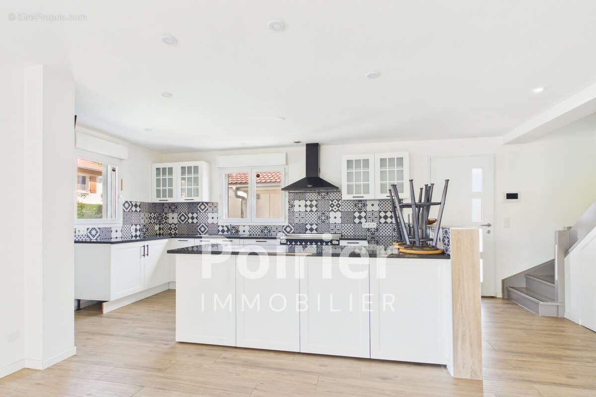 Maison contemporaine 6 pièces de 140 m2 avec piscine - photo 3
