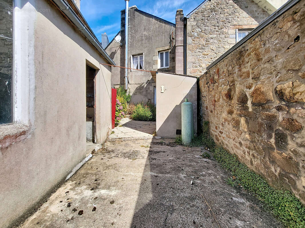 PLOUARET : Maison familiale en pierre à rénover - photo 14