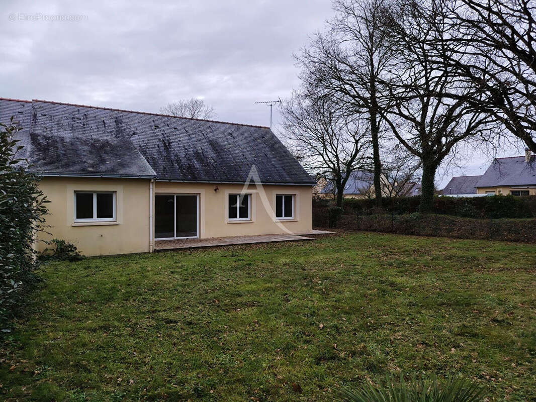Maison à SAINT-CLEMENT-DE-LA-PLACE