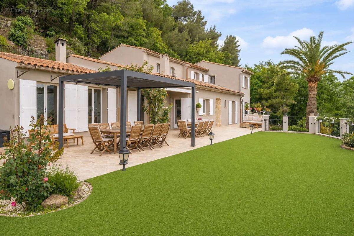 Maison de 6 pièces de 256 m² à Le Bar-sur-Loup - photo 10