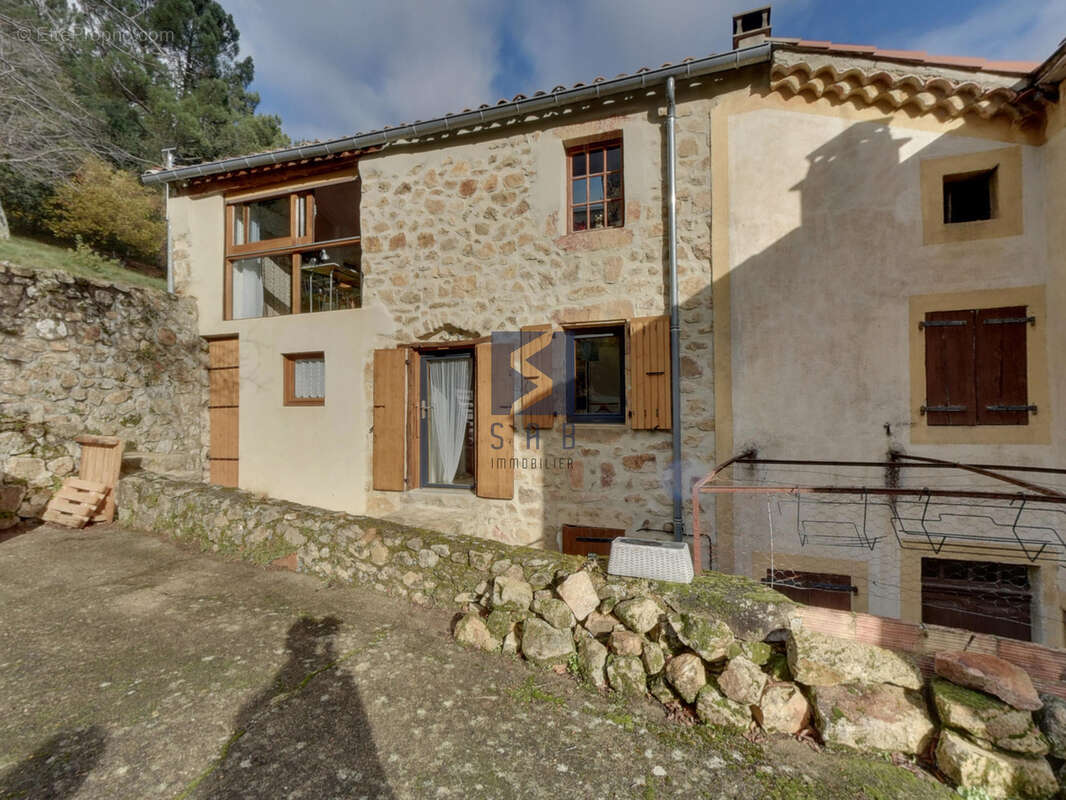 Maison à SAINT-MICHEL-DE-CHABRILLANOUX