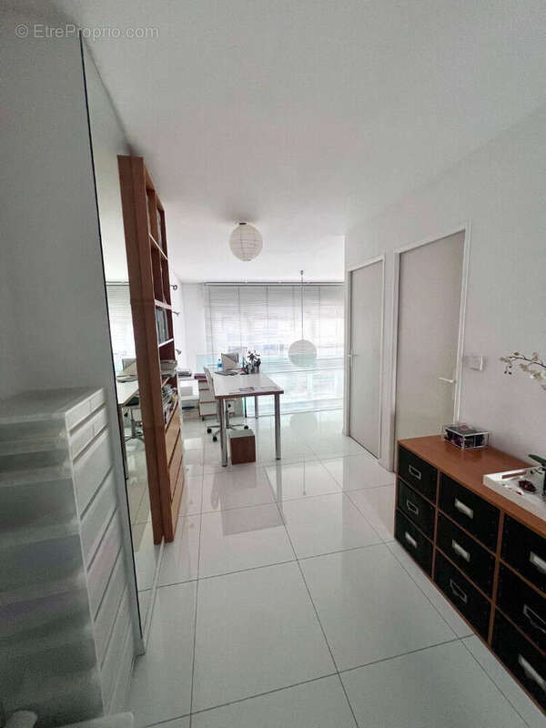Quartier saint Fargeau - 4 PIECES  ET LOGGIA 5m2. Entre loft et maison contemporaine - photo 13