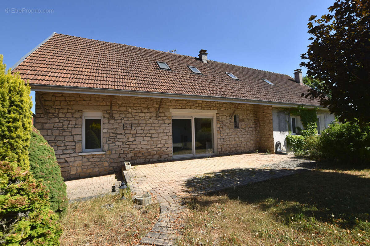 Devecey : Grande maison 248 m² sur 2016 m² de terrain avec dépendances - photo 4