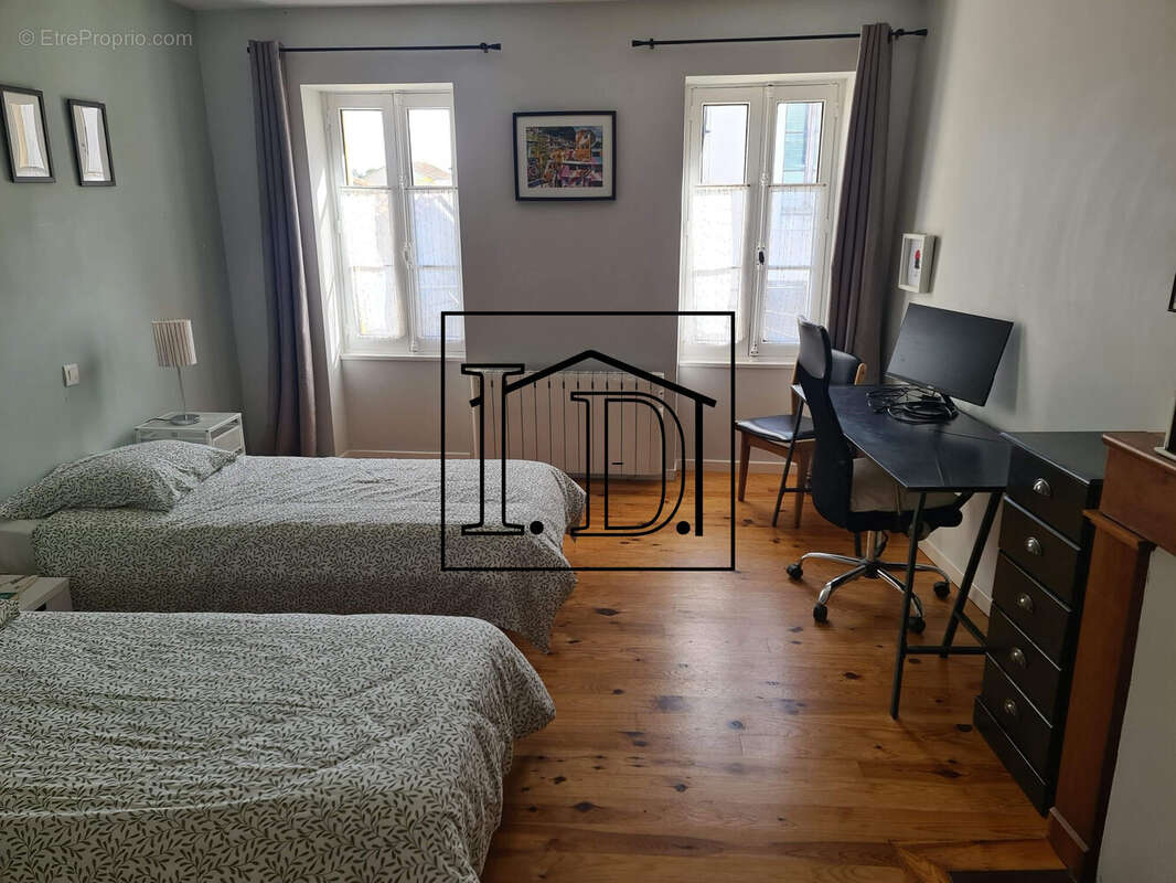 CHAMBRE 1er - Maison à LAUZUN