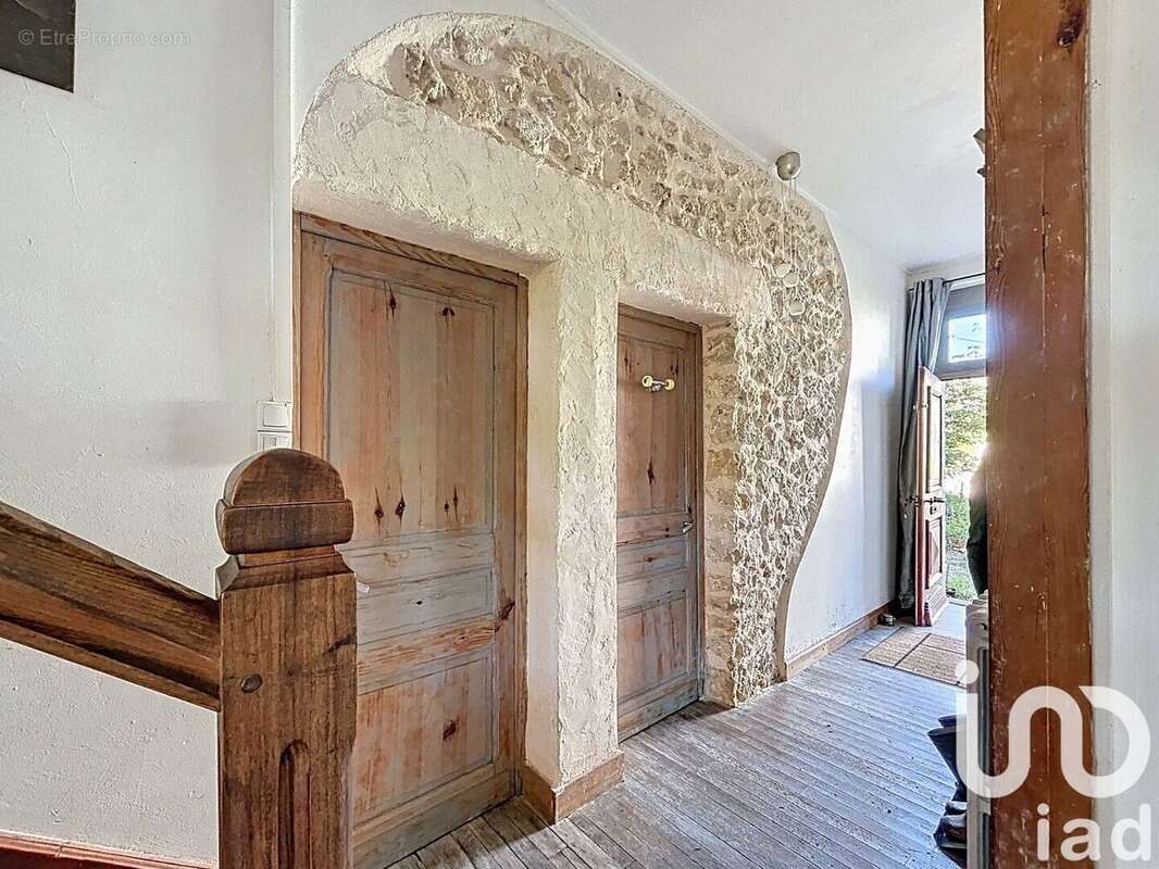 Maison 375 m² à Saint-Etienne-De-Puycorbier  - photo 6