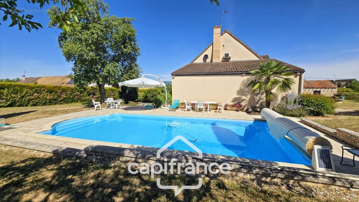Maison en pierre à vendre 8 pièces avec piscine sur 3100 m² de terrain - photo 2