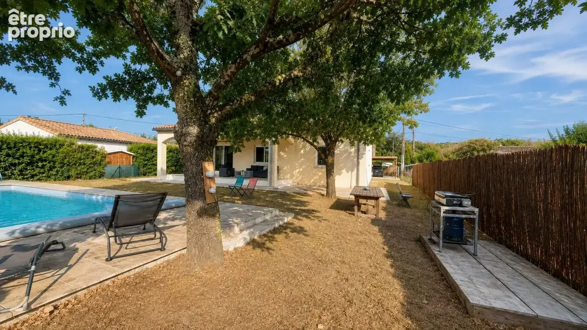 – Maison récente À Vendre avec piscine, photovoltaïque et terrain plat de 1 040 m² - photo 3