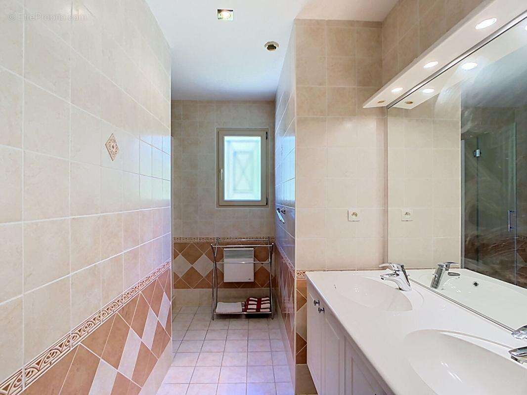 Belle maison contemporaine avec 4 chambres, piscine et garage - photo 13