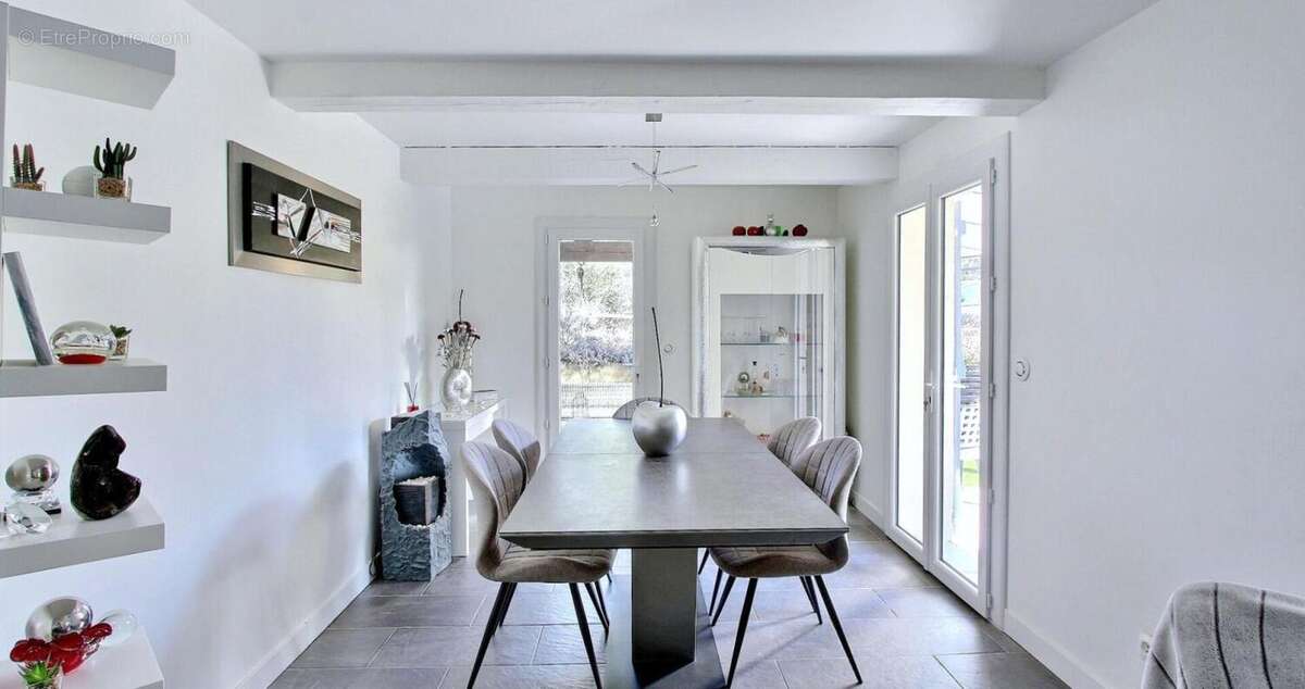 Flassans Sur Issole - Villa  185m² avec logement indépendant 2888m² de terrain avec piscine ! - photo 5