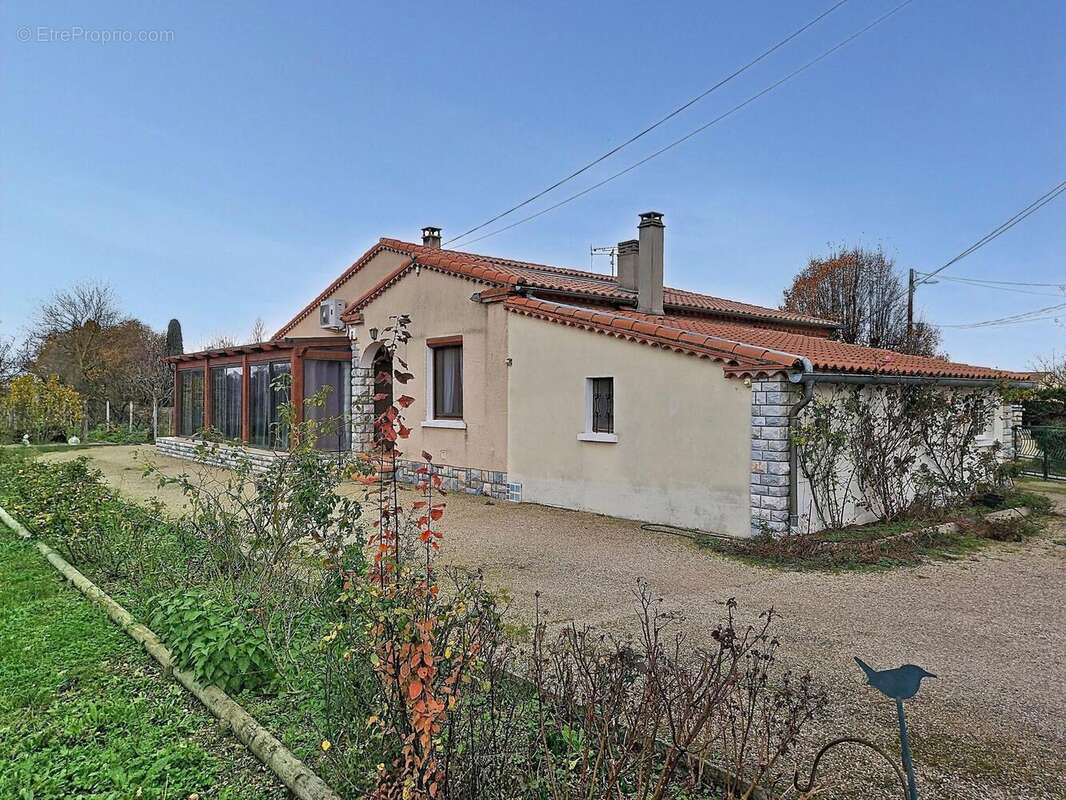 Photo 3 - Maison à VILLENEUVE-LA-COMPTAL