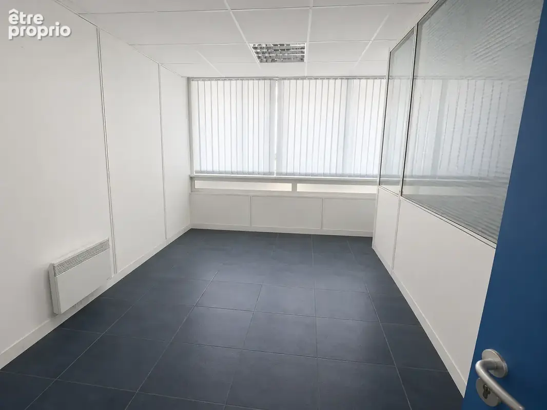 Local 142m2 - bureaux + entrepot - grand parking - acces pl - photo 4