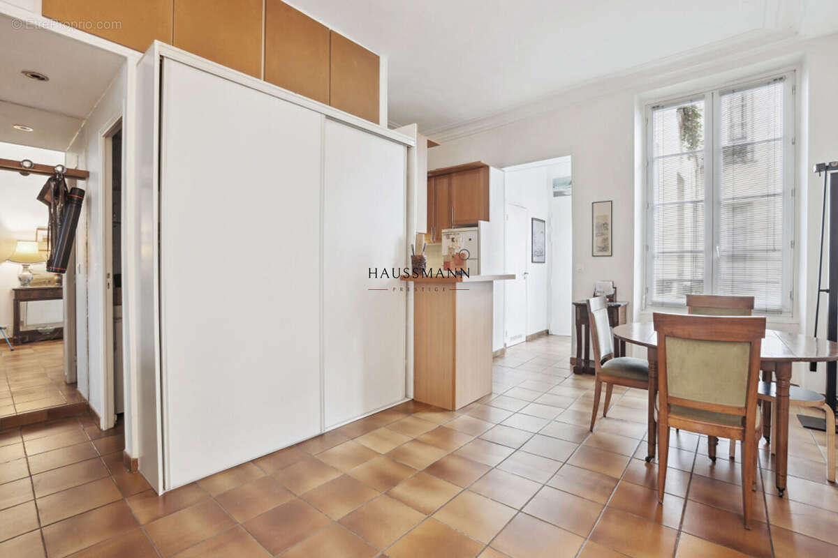 Appartement à PARIS-1E