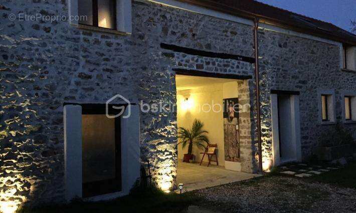 Commerce à FONTENAY-LES-BRIIS